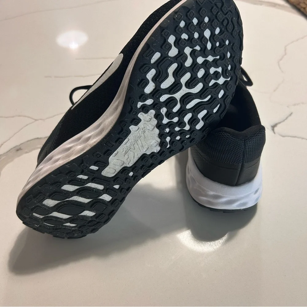 Nike Revolution 6 Shoes Womens Size 8 Black White Running Training Sneakers